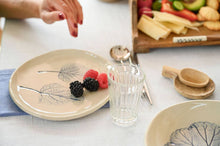 Charger l'image dans la galerie, Assiette à dessert en céramique bleu cobalt – Motifs floraux