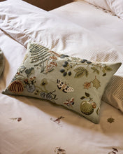 Charger l'image dans la galerie, Coussin brodé « Cueillette d'automne »