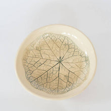 Charger l'image dans la galerie, Assiette creuse artisanale vert et bleu – Motifs printaniers