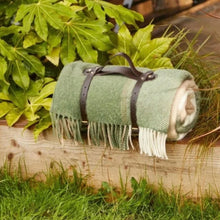 Charger l'image dans la galerie, Couverture de pique-nique Tweedmill en laine, carreaux verts
