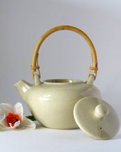 Charger l'image dans la galerie, Théière KAI beige en porcelaine avec anse bambou – 600 ml