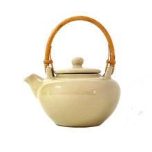 Charger l'image dans la galerie, Théière KAI beige en porcelaine avec anse bambou – 600 ml