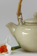 Charger l'image dans la galerie, Théière KAI beige en porcelaine avec anse bambou – 600 ml