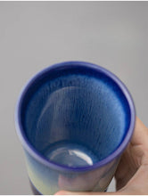 Charger l'image dans la galerie, Grande tasse artisanale émaillée rouge