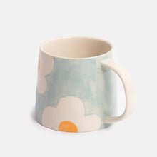 Charger l'image dans la galerie, Grande tasse en grès Fleur bleu clair et orange – Caroline Gardner
