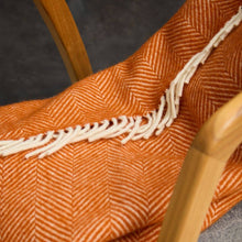 Charger l'image dans la galerie, Plaid Fishbone en Pure Laine Vierge – Motif Chevrons Classique Cannelle | Tweedmill
