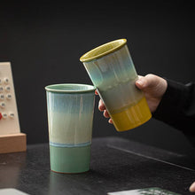 Charger l'image dans la galerie, Grande tasse artisanale émaillée rouge
