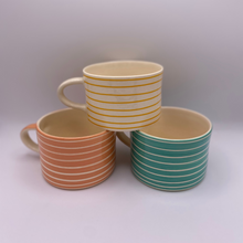 Charger l&#39;image dans la galerie, Mug Sgrafitto - rayure jaune
