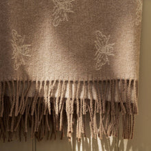 Charger l'image dans la galerie, Plaid en laine motif abeilles
