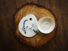 Charger l'image dans la galerie, Assiette creuse artisanale vert et bleu – Motifs printaniers
