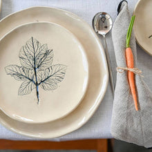 Charger l'image dans la galerie, Assiette à dessert en céramique artisanale, fleurs bleu-vert | Semear
