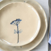 Charger l'image dans la galerie, Assiette à dessert en céramique bleu cobalt – Motifs floraux
