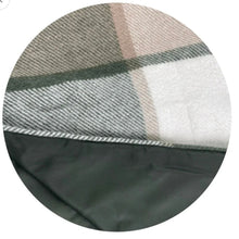 Charger l'image dans la galerie, Couverture de pique-nique Tweedmill en laine, carreaux verts
