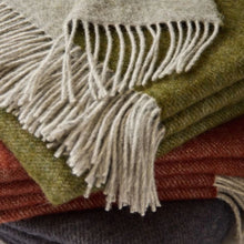 Charger l'image dans la galerie, Plaid en pure laine vierge olive 150 × 183 cm – Tweedmill
