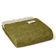 Charger l'image dans la galerie, Plaid en pure laine vierge olive 150 × 183 cm – Tweedmill
