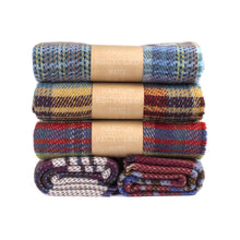 Charger l'image dans la galerie, Plaid Pure Laine Recyclée Rouge &amp; Bleu — 150 x 183 cm | Tweedmill
