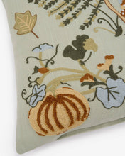 Charger l'image dans la galerie, Coussin brodé « Cueillette d'automne »
