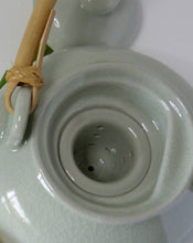 Charger l'image dans la galerie, Théière SOM en Porcelaine Émail Craquelé – Vert Céladon 450 ml
