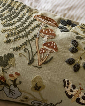 Charger l'image dans la galerie, Coussin brodé « Cueillette d'automne »
