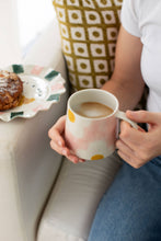 Charger l'image dans la galerie, Grande tasse Fleur rose et moutarde
