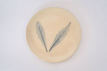 Charger l'image dans la galerie, Assiette à dessert en céramique bleu cobalt – Motifs floraux
