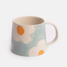 Charger l'image dans la galerie, Grande tasse en grès Fleur bleu clair et orange – Caroline Gardner
