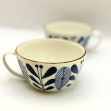 Charger l&#39;image dans la galerie, Tasse Camellia bleue
